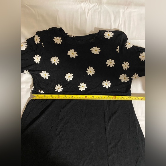 Black dress 👗 with cute daisy pattern 🌼 - Picture 6 of 6